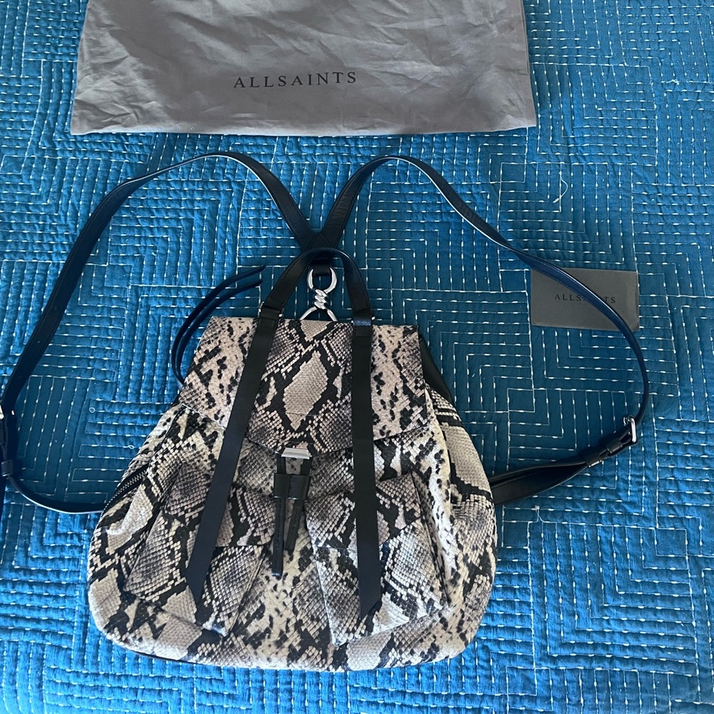 Beautiful bag it’s used but I always keep it on its back.